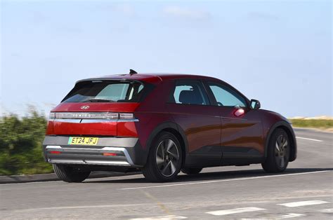 Vaizdas su Hyundai Ioniq 5 elegantišku dizainu ir futuristine išvaizda