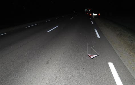 Automobilio, prarandančio trauką, iliustracija kelyje