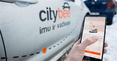 Automobilių dalijimosi paslaugos CityBee programėlės sąsaja arba CityBee automobiliai oro uosto parkavimo zonoje