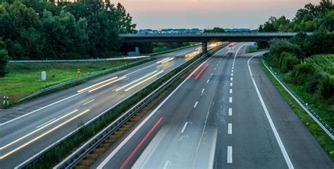 Tematinė nuotrauka: greitkelis Vokietijoje su greičio ženklais