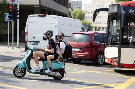 Teminė mopedų grupės nuotrauka su vairuotojais