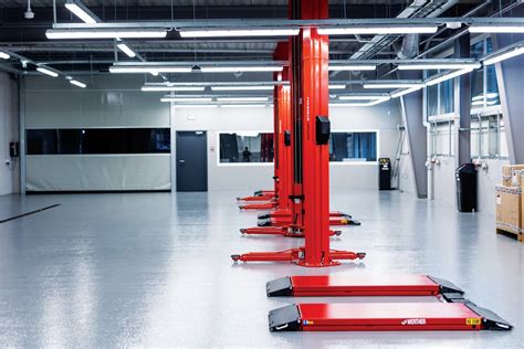 Moderni automobilių remonto dirbtuvė su įranga