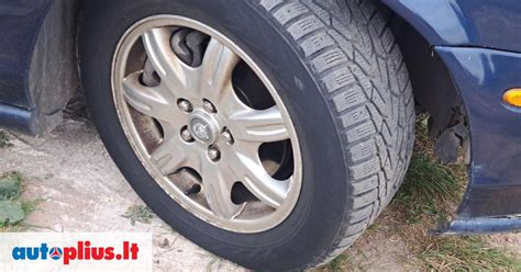 Teminė nuotrauka su automobilio dalimis arba padangomis