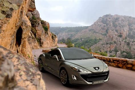 Peugeot automobilis ant keltuvo servise