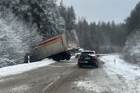 Teminė nuotrauka: sunkvežimis kelyje