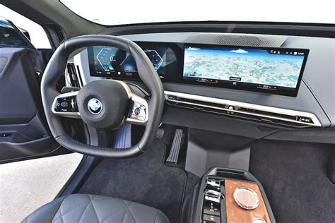 Nuotrauka: BMW iDrive valdiklis ir navigacijos ekranas
