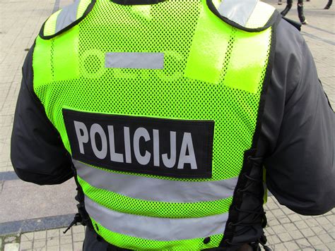 Tematinė nuotrauka: Policijos pareigūnas sustabdo automobilį