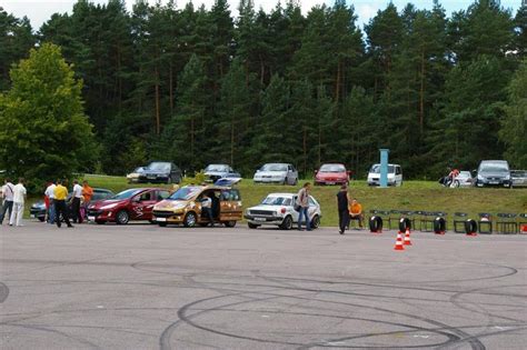 Teminė nuotrauka, vaizduojanti JAV ir ES automobilių reglamentų skirtumus