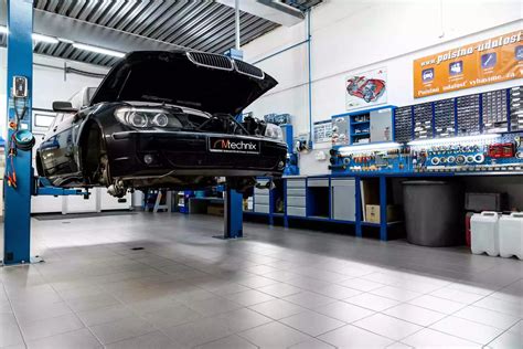 Teminė iliustracija: mechanikas remontuoja automobilį autoservise