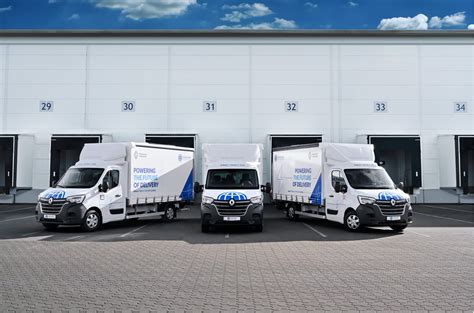Teminė nuotrauka, iliustruojanti vilkikų ir puspriekabių parką arba logistikos centrą