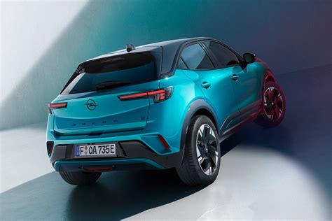 Tematinė Opel Mokka eksterjero nuotrauka, pabrėžianti dinamiškas linijas ir visureigio apdailos elementus