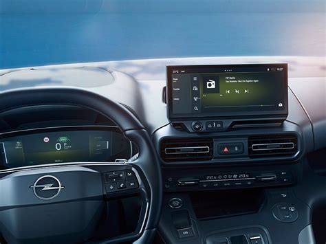 Opel Mokka interjero nuotrauka, pabrėžianti erdvumą ir prietaisų skydelį