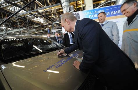 Modernios automobilių gamybos linijos vaizdas