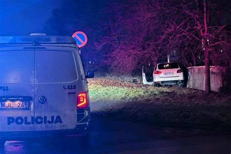 Vairuotoja, įsikibusi į vairą, atrodo susirūpinusi