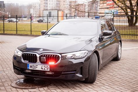 Automobilis tamsiu paros metu lietingu oru