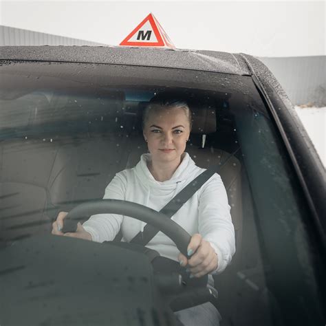 Vairavimo instruktorė ramina vairuojantį mokinį