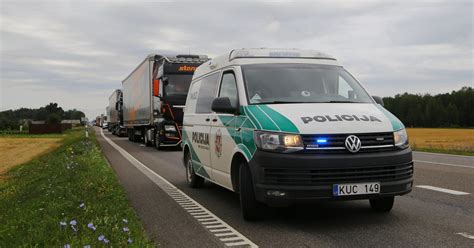 Vairuotoja atlieka kvėpavimo pratimus prieš vairuodama