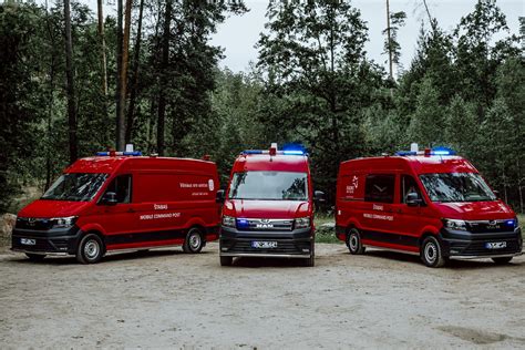 Tematinė nuotrauka su įvairių specialiųjų tarnybų automobiliais ir švyturėliais