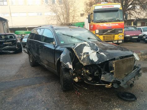 Tematinė nuotrauka: apgadintas automobilis po avarijos