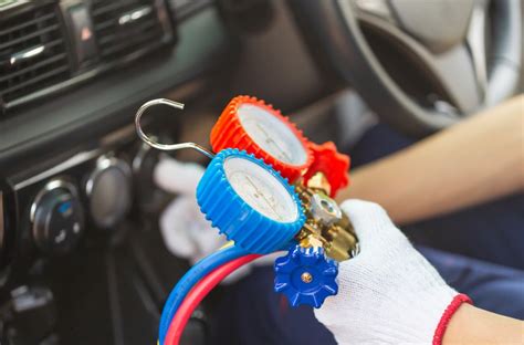 Automobilio kondicionieriaus pildymo proceso nuotrauka
