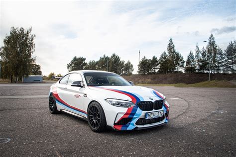 BMW lenktyninio automobilio nuotrauka trasoje