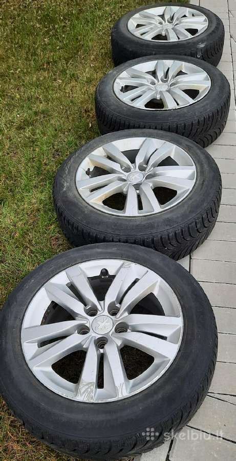 Nuotraukos, demonstruojančios skirtingų gamintojų R16 ratlankius, tinkamus Toyota Avensis.