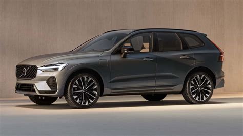 Volvo XC60 su ratlankių dangteliais sidabrinės spalvos