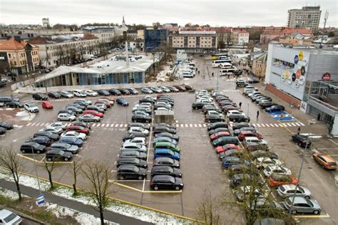 Vaizdas, demonstruojantis BRC Autocentro automobilių aikštelę su įvairiais parduodamais automobiliais.