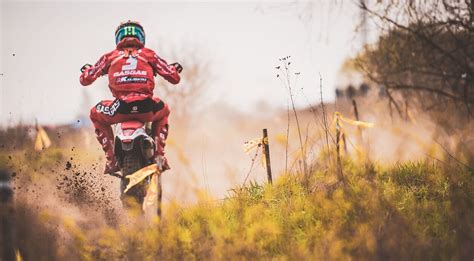Motokroso trasos elementai: mediniai rąstai ir padangos.