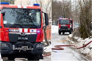 Du žmonės automobilyje, vienas vairuoja su „M“ ženklu, kitas sėdi greta