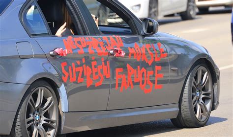 Abiturientų automobiliai su užrašais ir dekoracijomis
