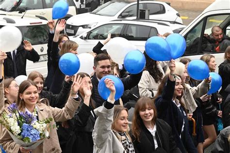 Automobilis, papuoštas balionais ir šmaikščiais užrašais
