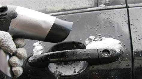 Vyras atrakina automobilio dureles su specialiu įrankiu