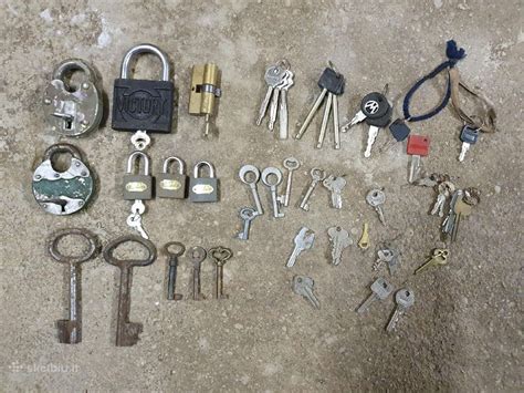 Įvairių tipų raktai ir spynos