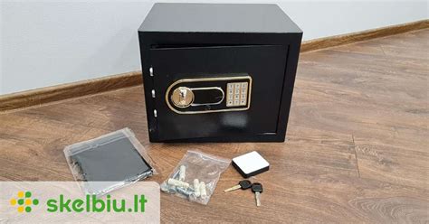 Atidaromas seifas su specialiais įrankiais