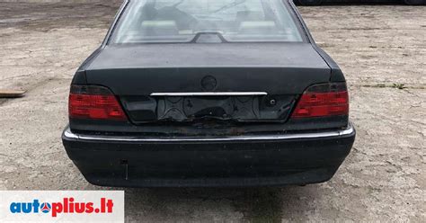 Vaizdas su įvairiomis automobilio dalimis, pavaizduojantis platų asortimentą.