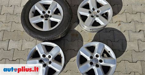 Audi A3 2006 metų modelio su R16 lengvojo lydinio ratlankiais iliustracija