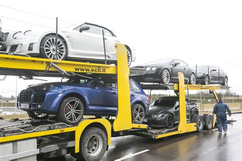 Modernus autovežis (tralas), gabenantis įvairių markių automobilius Vokietijos greitkeliu, saulėtą dieną