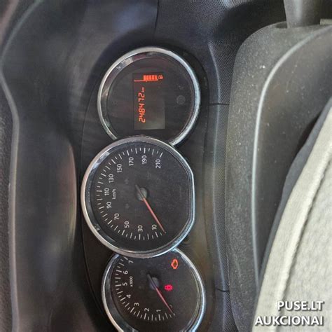 Dacia Duster interjero nuotrauka su klimato kontrole ir ekranu
