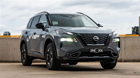 Nissan X-Trail važiuojantis bekele