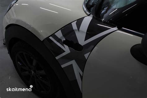 Karbono plėvelės tekstūros pavyzdys ant automobilio kėbulo detalių