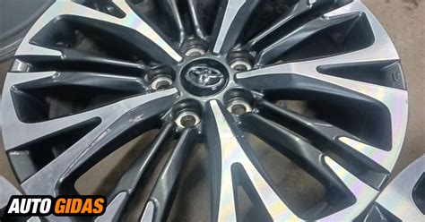 Nuotrauka su įvairių dydžių ratlankiais, tarp kurių išsiskiria R15 dydžio ratlankiai, tinkami Toyota Yaris.