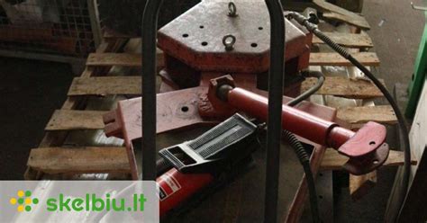 kėbulo geometrijos atstatymo stendas ir meistro darbas su metalo paviršiumi