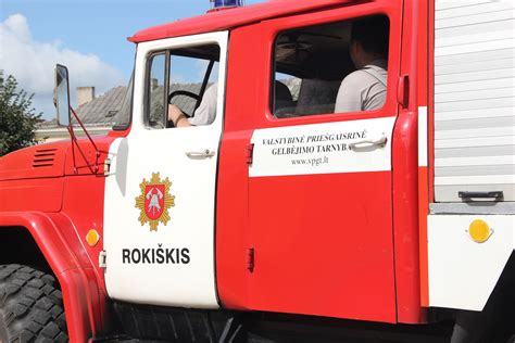 Didelė padangų krūva atviroje teritorijoje, keliančioje gaisro pavojų