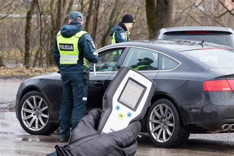 Nuotrauka, iliustruojanti automobilio apžiūrą po avarijos