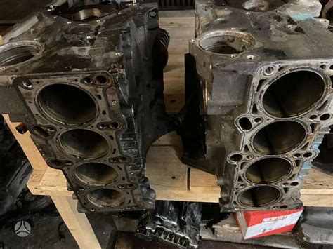 Audi 80 variklio skyrius ir prietaisų panelės detalės