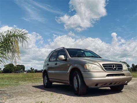Teminis Mercedes-Benz ML 320 (W163 ir W164 kartų) automobilių nuotraukų koliažas