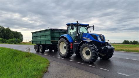 Teminė nuotrauka: žmogus, vairuojantis traktorių lauke