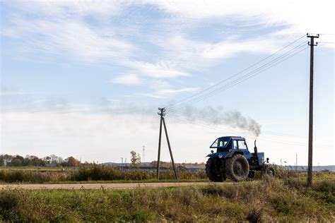 Skenavimo/navigacijos sistema traktoriaus kabinoje, rodanti tikslią važiavimo trajektoriją