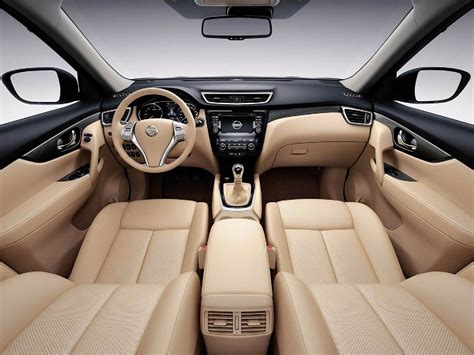 Nissan X-Trail (T32) erdvus interjeras su stumdomomis sėdynėmis